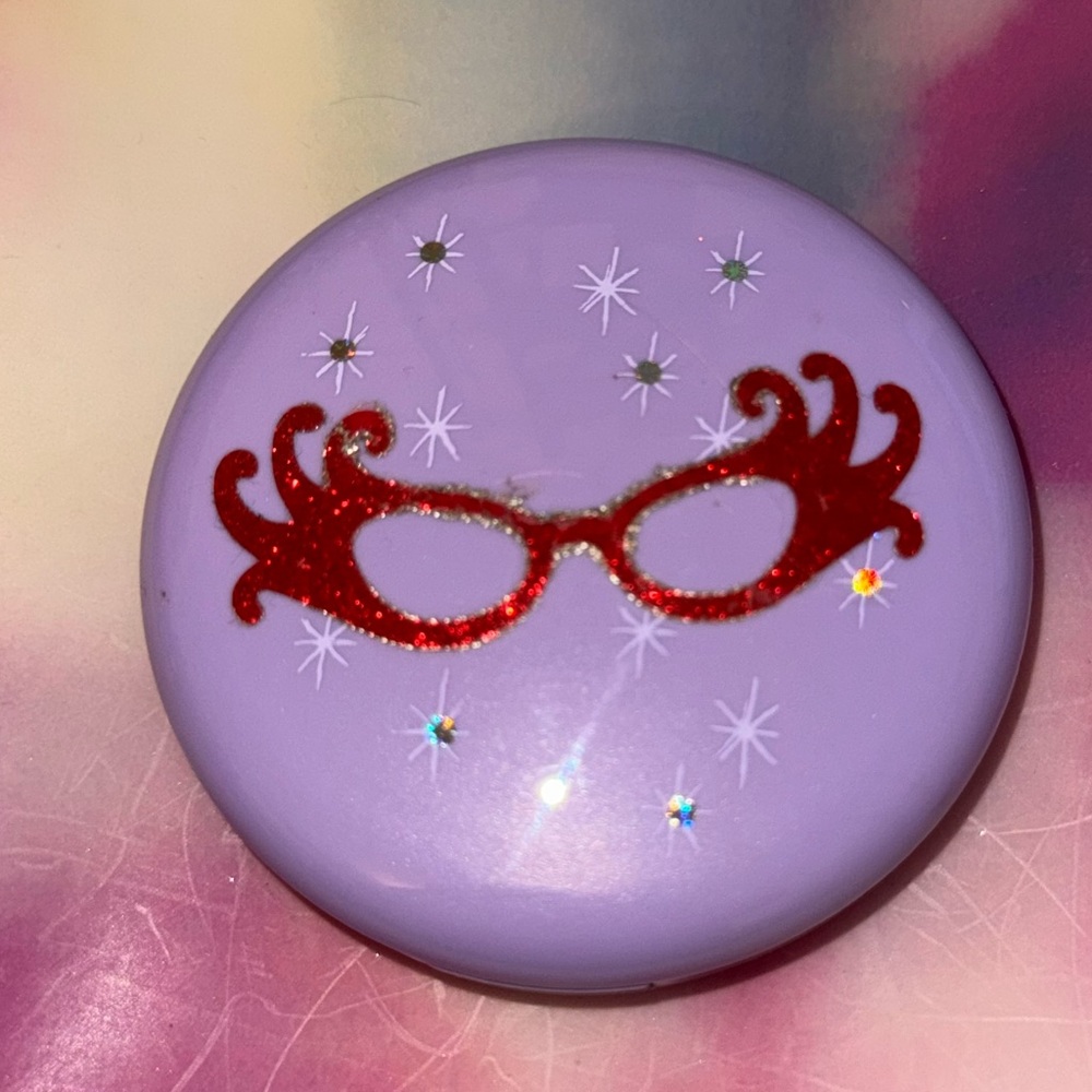 MAC spectacle beauty powder 
Dame edna